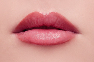 Woman lips pink glossy halftone - glossy free wallpaper