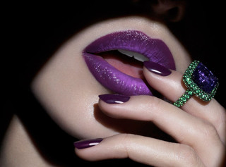 Woman purple nails ring green - her finger and a ring free wallpaper
