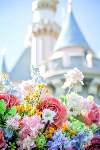 Bouquet flowers castle blue sky - free flowers wallpaper for mobile