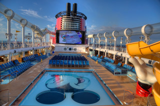 Cruise ship pool chairs screen - a cruise ship free wallpaper