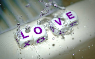 Couple dices table water splashing - the word love free wallpaper