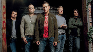 Men crossed arms doorway denim - post grunge free wallpaper