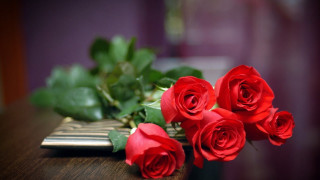 Red roses table golden case - red rose free wallpaper