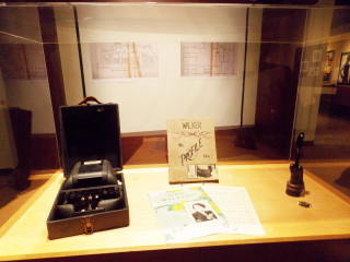 Camera notepad pen display case - a pen free wallpaper