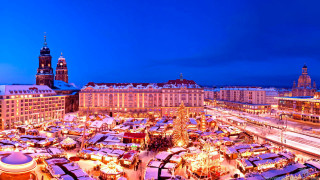 Snowy city cars clock tower - viennese actionism free wallpaper