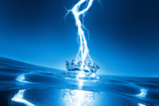Crown floating water blue sky - volumetric lightning free wallpaper