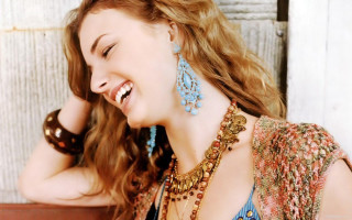 Smiling woman jewelry neck arm - her eye free wallpaper for desktop