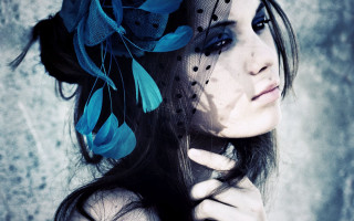 Woman veil blue feathers head - a veil free wallpaper