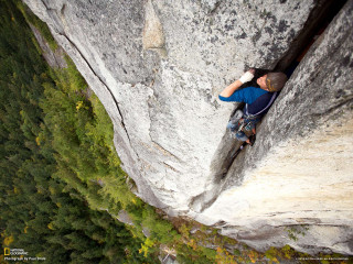 Man climbing cliff backpack superflat - a backpack free wallpaper