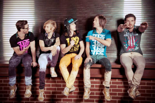 Group people brick wall bench - their hands in free wallpaper