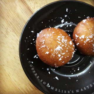 Sugary pastries black plate wooden - professional free wallpaper for tablet