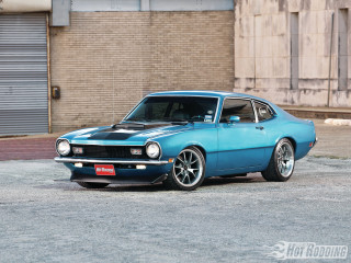 Blue muscle car parking lot - a door free wallpaper