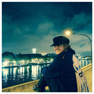 Woman sitting ledge water night - night free wallpaper for tablet