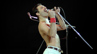 Man singing microphone shirtless performance - figuration libre free wallpaper