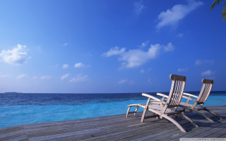Ocean dock palm chairs sky - free summer wallpaper for desktop