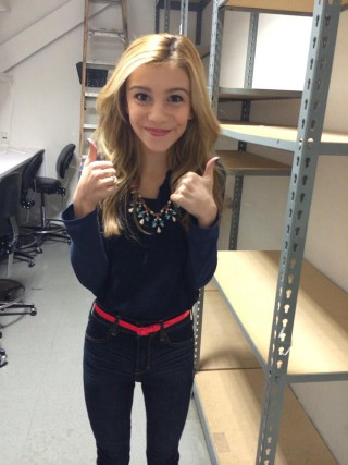 Woman thumbs up shelf blonde - a shelf free wallpaper for mobile