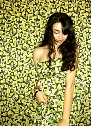 Woman dress wall flower pattern - a flower pattern free wallpaper for mobile