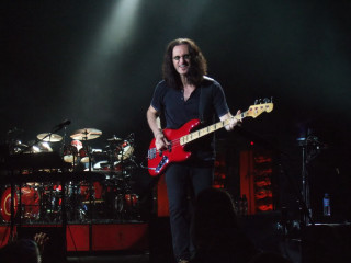 Man stage red guitar microphone - his hand and a microphone free wallpaper for desktop