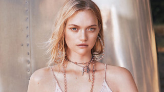 Blonde woman necklace earrings chain - a necklace and earrings free wallpaper