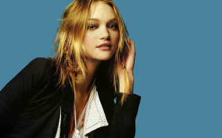 Woman blonde longhair bluebackground blackjacket - visual art free wallpaper for desktop