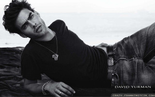 Man laying beach feet up - his foot free wallpaper