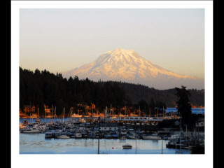 Mountain boats marina water distance - the water below free wallpaper