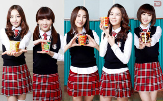 Girls holding cups chips box - a group of girls free wallpaper