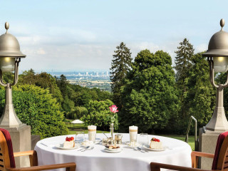 Table chairs white tablecloth city - a white table cloth free wallpaper for desktop