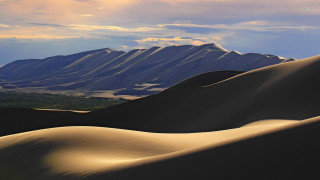 Mountain range sand dunes cloudy 2 - a mountain range in the distance free wallpaper