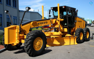 Yellow tractor parking lot building - a parking lot next free wallpaper