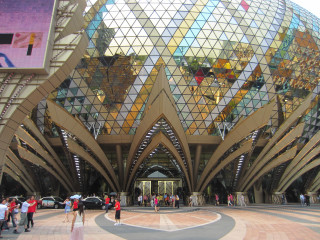 Large building glass entrance people - gaudy free wallpaper