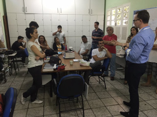 Group people table room white - a table in a room free wallpaper for desktop