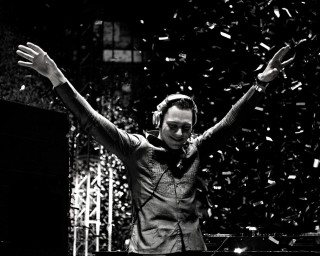 Man microphone confetti stage performance - the sky behind free wallpaper