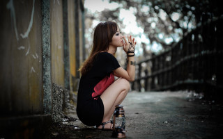 Woman kneeling hand face hand - her mouth free wallpaper