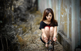 Woman kneeling lantern building open - a lantern free wallpaper