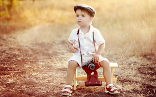 Young boy bench field camera - a young boy free wallpaper