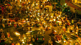 Nighttime street scene people riding - a large group of people free wallpaper