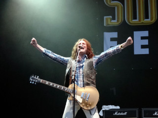 Man guitar stage arms up - jimmy nelsson free wallpaper