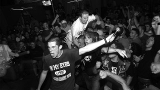 Man crowd arms air outstretched - austin english free wallpaper