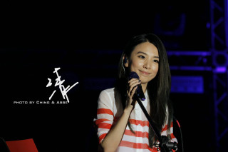 Cao zhibai cheerful microphone portrait - her hand and a microphone free wallpaper