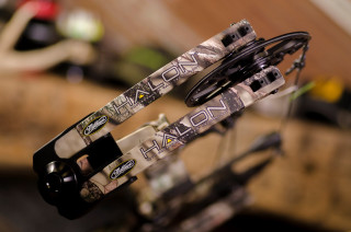 Skis iron wooden table pair - halo free wallpaper for desktop