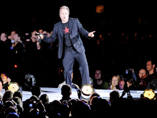 Man suit red star shirt - a stage free wallpaper for desktop