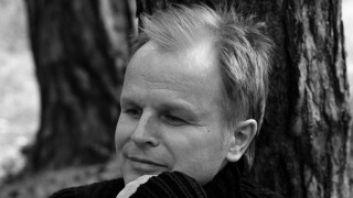 Man tie forest tree trunk - arbeitsrat für kunst free wallpaper