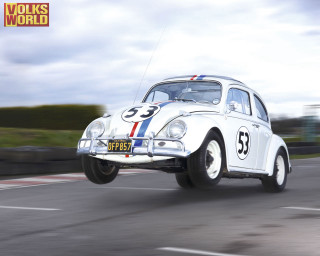 White car 33 race track - cliff childs free wallpaper