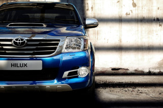 Blue suv parked building sign - window free wallpaper