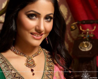 Beautiful woman green gold jewelry - a necklace and earrings free wallpaper