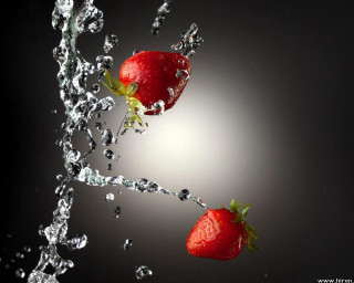 Strawberries falling water splash light - a splash of water free wallpaper