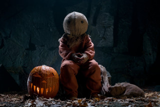 Teddy bear pumpkin dark room - free halloween wallpaper