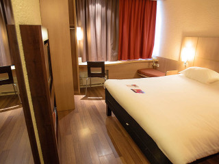 Bedroom bed window red curtains - kyoto studio free wallpaper