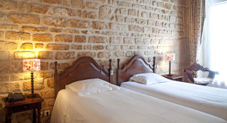 Two beds brick wall lamp - a room free wallpaper for desktop